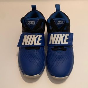 GUC Nike Hustle Boys Basketball Shoes Size 4 1/2